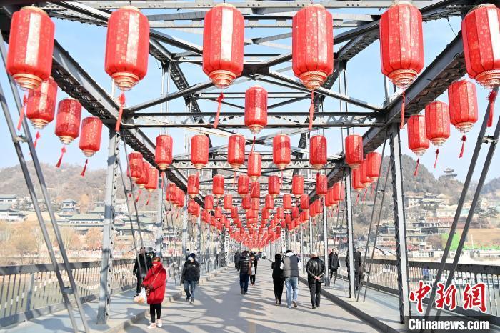 1月30日，裝扮一新的中山橋?yàn)榧磳⒌絹淼男麓杭压?jié)增添節(jié)日氛圍。九美旦增 攝</p><p>