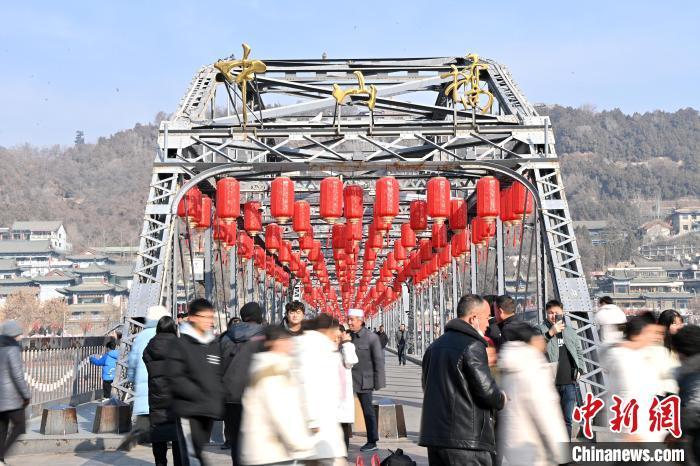 1月30日，裝扮一新的中山橋?yàn)榧磳⒌絹淼男麓杭压?jié)增添節(jié)日氛圍。九美旦增攝</p><p>