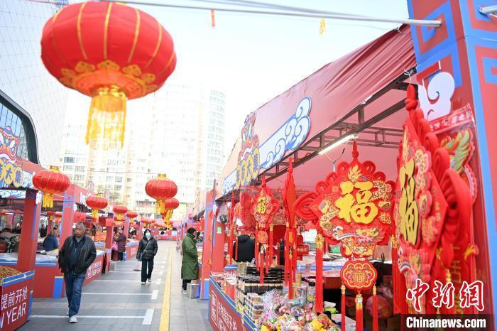 1月30日，蘭州街頭琳瑯滿目的年貨吸引顧客選購。九美旦增 攝</p><p>