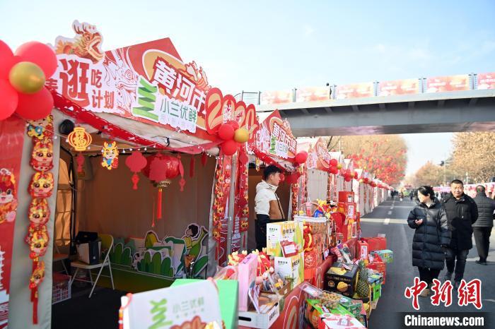 1月30日，蘭州黃河畔的年貨集市吸引顧客選購年貨。九美旦增 攝</p><p>