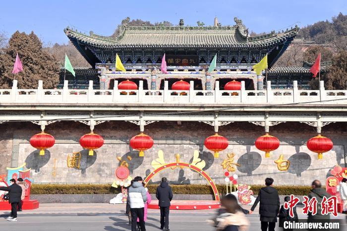1月30日，裝扮一新的蘭州白塔山公園節(jié)日氛圍濃厚。九美旦增 攝</p><p>