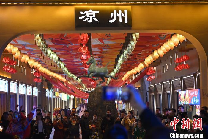 圖為游人拍攝煥然一新亮相的街區(qū)。李亞龍 攝</p>
<p>