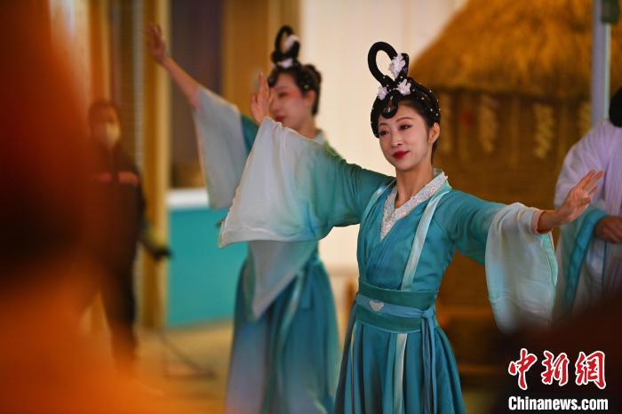 圖為工作人員進(jìn)行舞蹈表演。李亞龍 攝</p>
<p>