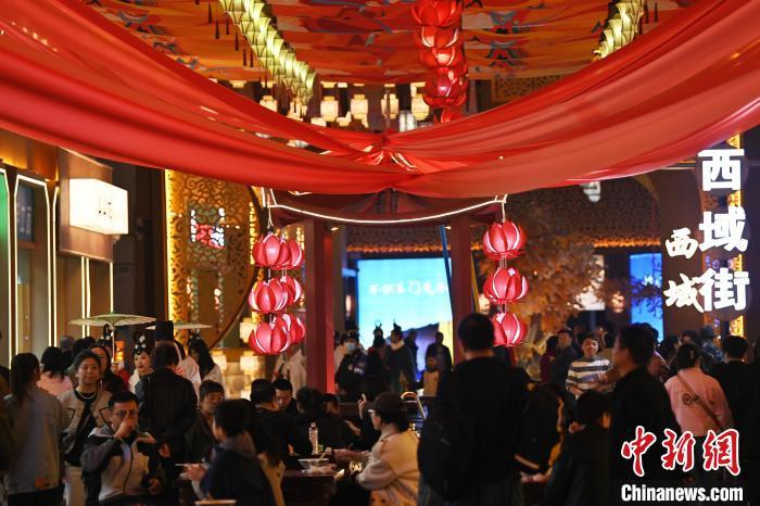 圖為街區(qū)現(xiàn)場游客絡(luò)繹不絕。李亞龍 攝</p>
<p>