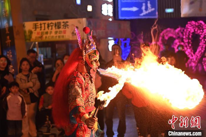 圖為工作人員進(jìn)行雜耍表演。李亞龍 攝</p>
<p>