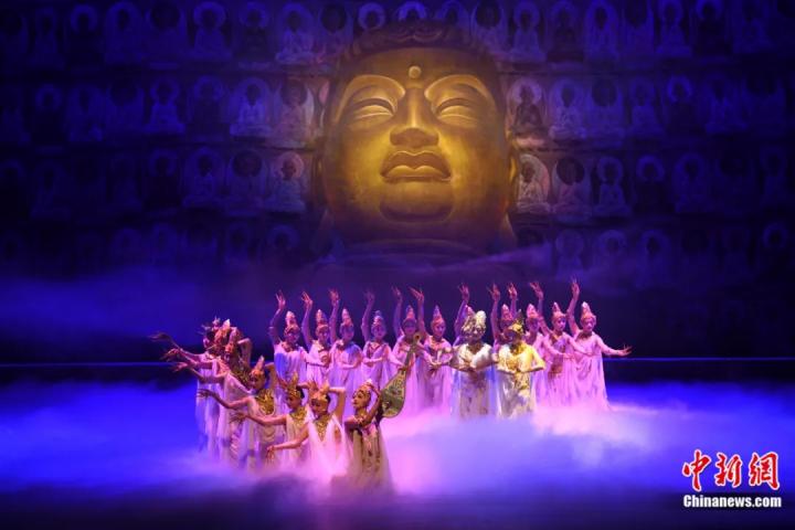 2024年2月23日晚，中國經(jīng)典舞劇《絲路花雨》在甘肅蘭州演出恭賀新春。李亞龍 攝
