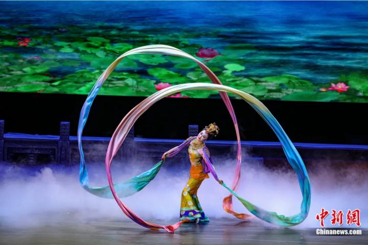 2023年4月17日晚，中國經(jīng)典舞劇《絲路花雨》在澳門百老匯劇場演出。甘肅演藝集團 供圖