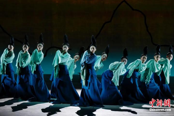 2024年2月29日晚，舞蹈詩劇《只此青綠》在北京上演，多國駐華使節(jié)和國際組織代表前來觀賞。韓海丹 攝