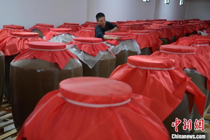 圖為5月10日，工作人員在儲(chǔ)酒庫檢查酒缸密封性。九美旦增　攝