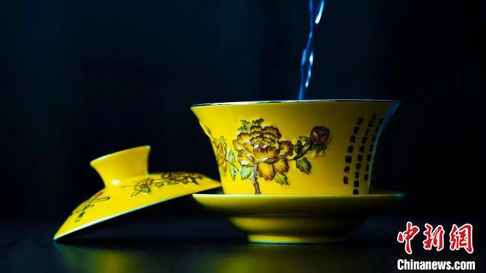 2023年5月，拍攝的臨夏特色茶飲——蓋碗茶。(資料圖)臨夏市融媒體中心供圖