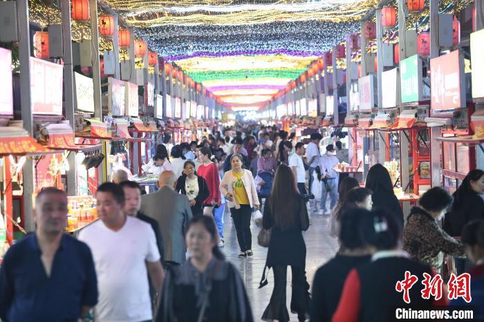 圖為燈光亮起，明清街夜市人氣漸旺?！〈魑牟?攝</p><p>