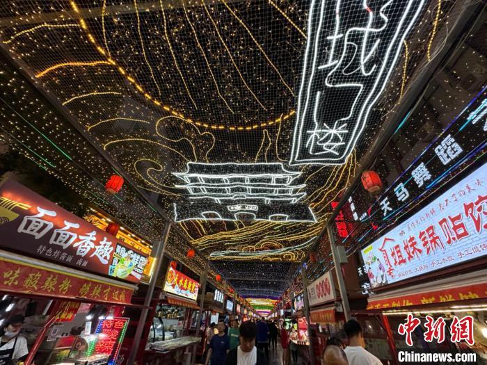 圖為明清街夜市燈光點亮具有武威文化元素的“涼州古城門”彩燈?！〈魑牟?攝</p><p>