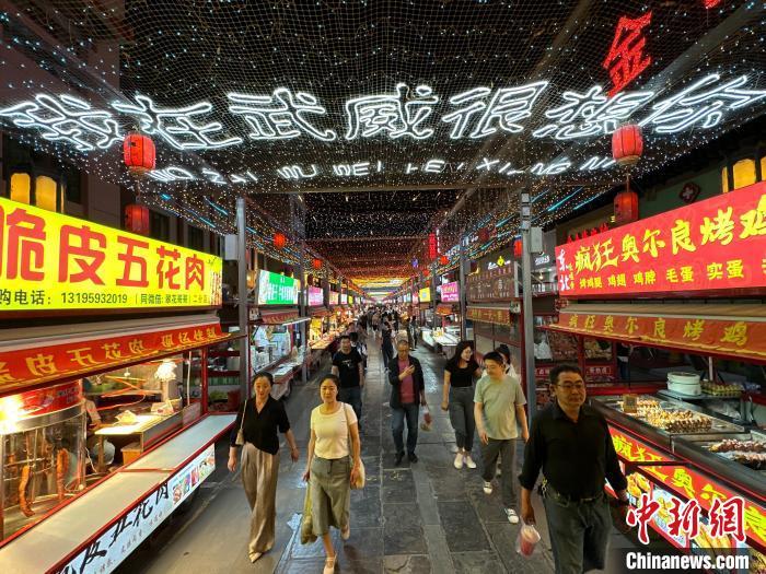 圖為明清街夜市燈光點亮“我在武威很想你”?！〈魑牟?攝</p><p>