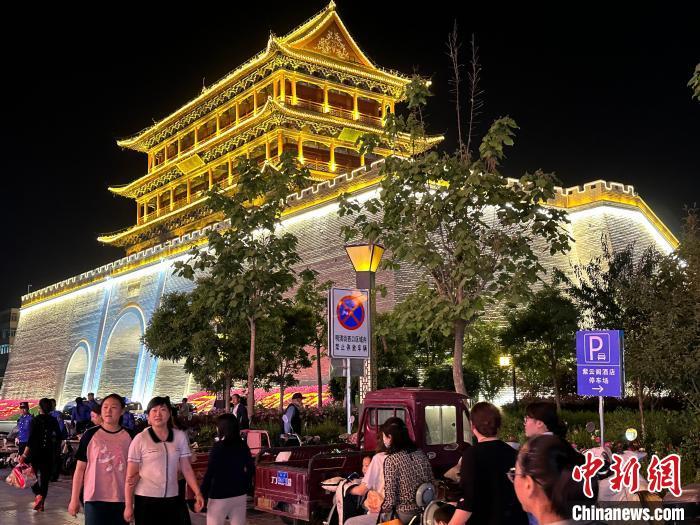 圖為夜幕降臨，涼州古城門燈光亮起?！〈魑牟?攝