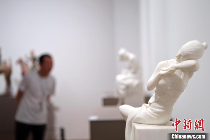 5月21日，在“絲路印跡”雕塑藝術(shù)作品展展出的作品《綺羅香·香》。九美旦增 攝</p>
<p>