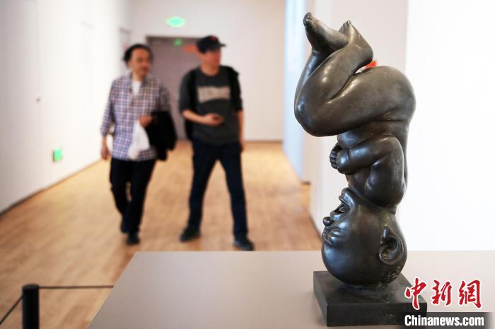 5月21日，觀眾參觀“絲路印跡”雕塑藝術(shù)作品展展出的雕塑作品。九美旦增 攝</p>
<p>