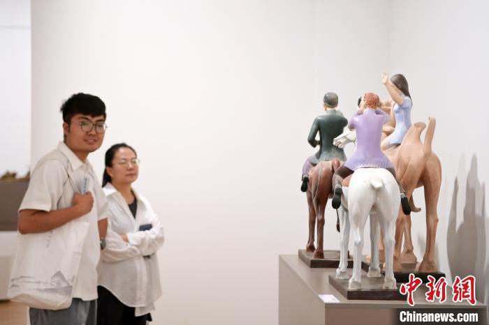 5月21日，觀眾參觀在“絲路印跡”雕塑藝術(shù)作品展展出的雕塑作品《絲路話語》。九美旦增 攝</p>
<p>