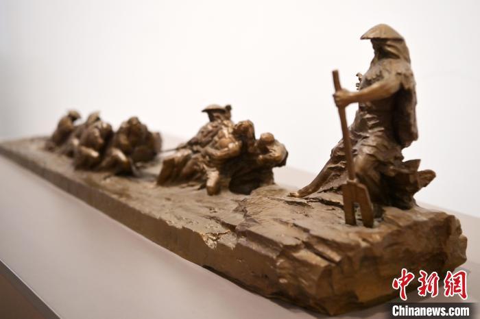5月21日，在“絲路印跡”雕塑藝術(shù)作品展展出的作品《治水為民·禹德九州》。九美旦增 攝</p>
<p>