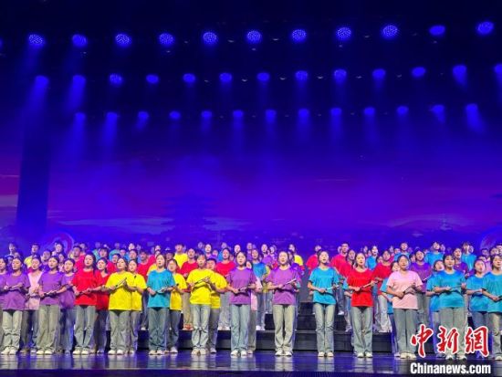 5月28日晚，“詩(shī)意甘肅·絲路長(zhǎng)風(fēng)三千里”——月出涼州·武威詩(shī)會(huì)在甘肅省武威市漢唐天馬城舉行。楊娜 攝