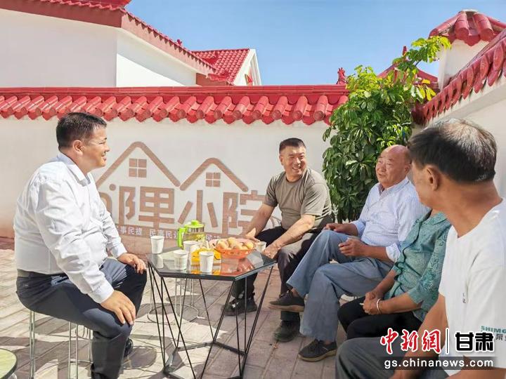圖為依托“鄰里小院”議事模式開展議事活動，解決村民身邊的熱點(diǎn)難點(diǎn)問題。臨澤縣委宣傳部供圖