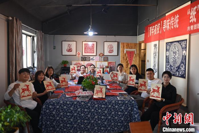6月6日，在甘肅敦煌青年夜校課程中，青年學(xué)員展示學(xué)習(xí)敦煌非遺剪紙的成果。