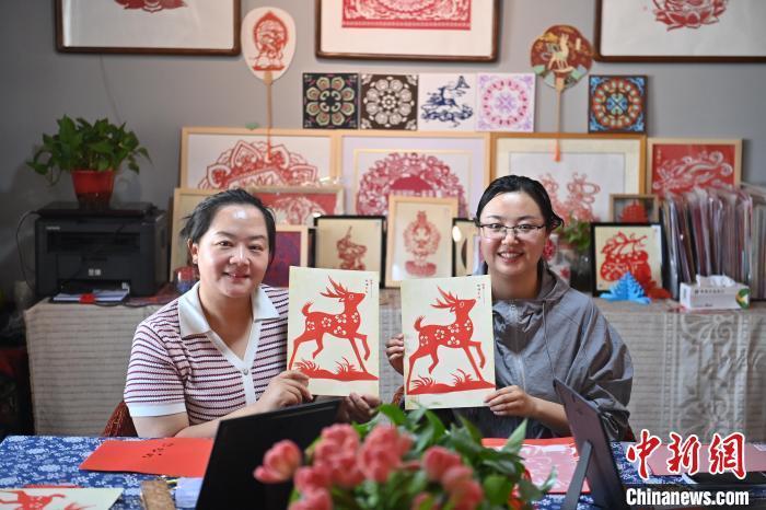 6月6日，在甘肅敦煌青年夜校課程中，青年學(xué)員展示學(xué)習(xí)敦煌非遺剪紙的成果。李亞龍 攝　　