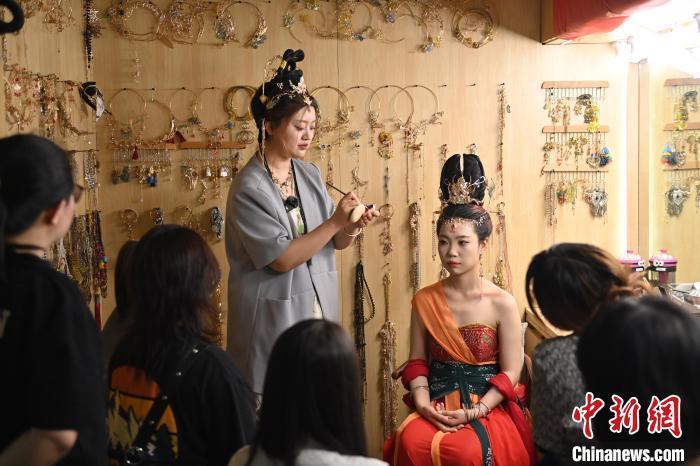 6月6日，在甘肅敦煌青年夜校課程中，青年學(xué)員學(xué)習(xí)敦煌美妝課程。李亞龍 攝