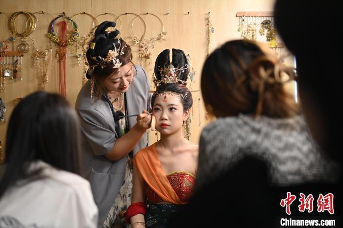 6月6日，在甘肅敦煌青年夜校課程中，青年學(xué)員學(xué)習(xí)敦煌美妝課程。李亞龍 攝　　
