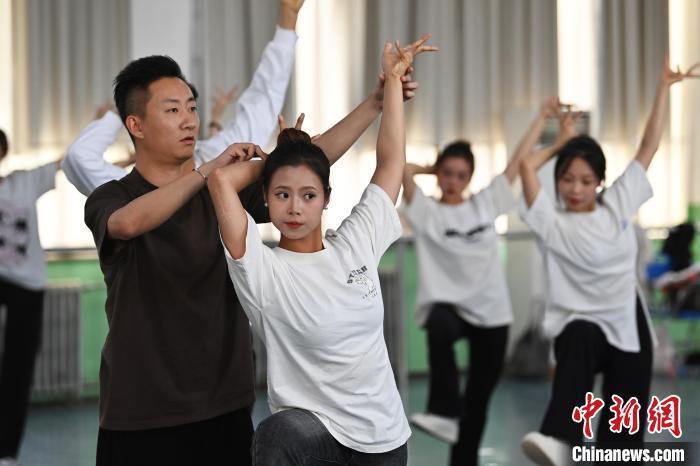 6月6日，在甘肅敦煌青年夜校課程中，青年學(xué)員學(xué)習(xí)敦煌舞課程。李亞龍 攝　　