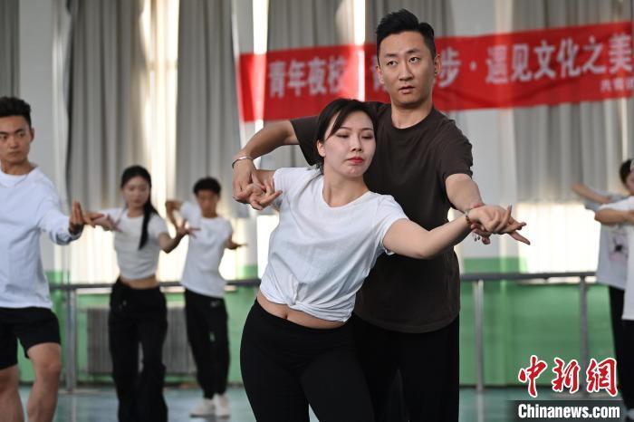 6月6日，在甘肅敦煌青年夜校課程中，學(xué)員學(xué)習(xí)敦煌舞課程。李亞龍 攝　　