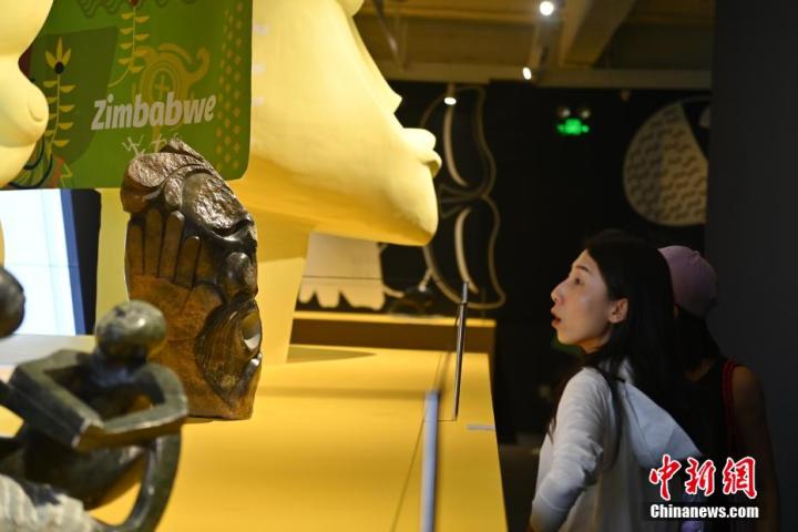 圖為游客參觀藝術(shù)展。中新社記者 李亞龍 攝