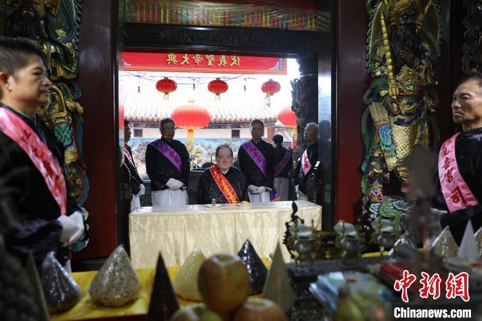 6月21日，“2024(甲辰年)兩岸共祭人文始祖伏羲典禮”在臺(tái)灣新北舉行。擔(dān)任主祭官的先嗇宮董事長、中國國民黨前秘書長李乾龍(中)出席典禮并擔(dān)任主祭官。中新社記者 張曉曦 攝