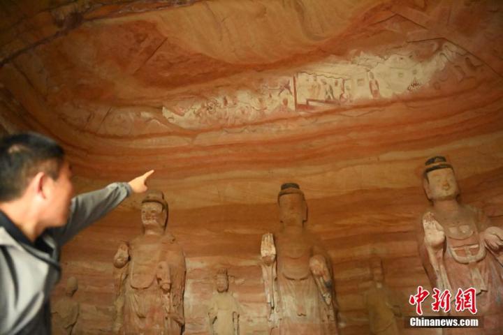 7月15日，甘肅省平?jīng)鍪袥艽h百里石窟長廊中的南石窟寺1號窟內(nèi)，工作人員介紹窟內(nèi)僅存的浮雕——佛傳故事。百里石窟長廊位于涇川縣境內(nèi)，由512個石窟、5眼窟中石井組成，現(xiàn)存王母宮石窟、鳳凰山石窟、南石窟寺、丈八寺石窟、羅漢洞石窟、太山寺石窟等規(guī)模較大的石窟群，還有數(shù)量眾多的小石窟群。南石窟寺開鑿于北魏永平三年，其中1號窟屬于大型七佛窟，七佛高達6米。中新社記者 李亞龍 攝</p>
<p>