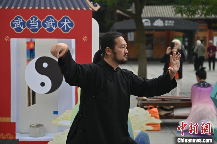 7月14日，甘肅省平?jīng)鍪嗅轻忌骄皡^(qū)內(nèi)，武當(dāng)玄武派傳承人展示武當(dāng)武術(shù)。7月13日至14日，“2024年北京體育大學(xué)第十五屆國(guó)際武術(shù)比賽交流大會(huì)暨首屆崆峒山國(guó)際武術(shù)大會(huì)”舉行，大會(huì)也在崆峒山景區(qū)進(jìn)行問(wèn)道崆峒、武術(shù)高級(jí)研修班、崆峒拜師等系列活動(dòng)。中新社記者 李亞龍 攝</p>
<p>