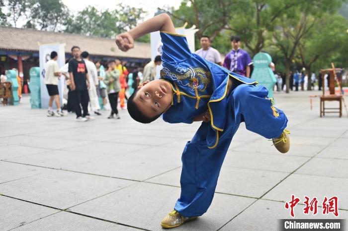 7月14日，甘肅省平?jīng)鍪嗅轻忌骄皡^(qū)內(nèi)，小朋友展示查拳。7月13日至14日，“2024年北京體育大學(xué)第十五屆國(guó)際武術(shù)比賽交流大會(huì)暨首屆崆峒山國(guó)際武術(shù)大會(huì)”舉行，大會(huì)也在崆峒山景區(qū)進(jìn)行問(wèn)道崆峒、武術(shù)高級(jí)研修班、崆峒拜師等系列活動(dòng)。中新社記者 李亞龍 攝</p>
<p>
