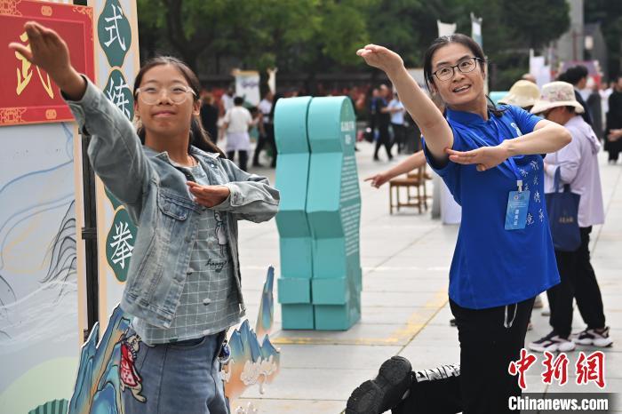 7月14日，甘肅省平?jīng)鍪嗅轻忌骄皡^(qū)內(nèi)，霍氏練手拳傳承人、霍元甲玄孫女霍靜虹(右)教授武術(shù)愛(ài)好者霍氏練手拳。7月13日至14日，“2024年北京體育大學(xué)第十五屆國(guó)際武術(shù)比賽交流大會(huì)暨首屆崆峒山國(guó)際武術(shù)大會(huì)”舉行，大會(huì)也在崆峒山景區(qū)進(jìn)行問(wèn)道崆峒、武術(shù)高級(jí)研修班、崆峒拜師等系列活動(dòng)。中新社記者 李亞龍 攝</p>
<p>