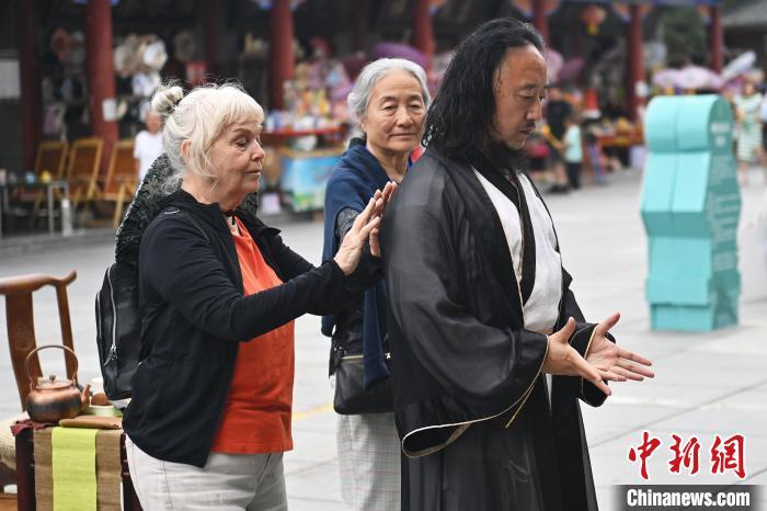 7月14日，甘肅省平?jīng)鍪嗅轻忌骄皡^(qū)內(nèi)，外籍武術(shù)愛(ài)好者感受青城武術(shù)。7月13日至14日，“2024年北京體育大學(xué)第十五屆國(guó)際武術(shù)比賽交流大會(huì)暨首屆崆峒山國(guó)際武術(shù)大會(huì)”舉行，大會(huì)也在崆峒山景區(qū)進(jìn)行問(wèn)道崆峒、武術(shù)高級(jí)研修班、崆峒拜師等系列活動(dòng)。中新社記者 李亞龍 攝</p>
<p>