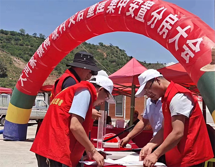 在大河家鎮(zhèn)梅坡村災后重建集中安置分房大會的現(xiàn)場，積石山縣紀委監(jiān)委干部全程監(jiān)督房號裁裝、組織抽號等工作。.jpg