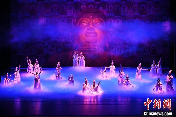 7月18日晚，中國經(jīng)典舞劇《絲路花雨》在甘肅蘭州黃河劇院進行演出。中國經(jīng)典舞劇《絲路花雨》迎來45周年，7月17日-8月4日在蘭州開啟為期多天的駐場演出。該舞劇取材于敦煌莫高窟壁畫，集中國霓裳羽衣舞、敦煌舞、印度舞、黑巾舞、波斯馬鈴舞等于一身，自1979年演出至今，該劇先后在40多個國家和地區(qū)演出近4000場，觀眾550多萬人次。中新社記者 李亞龍 攝</p>
<p>