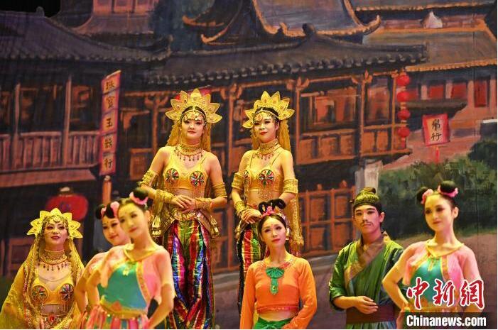 7月18日晚，中國經(jīng)典舞劇《絲路花雨》在甘肅蘭州黃河劇院進行演出。中國經(jīng)典舞劇《絲路花雨》迎來45周年，7月17日-8月4日在蘭州開啟為期多天的駐場演出。該舞劇取材于敦煌莫高窟壁畫，集中國霓裳羽衣舞、敦煌舞、印度舞、黑巾舞、波斯馬鈴舞等于一身，自1979年演出至今，該劇先后在40多個國家和地區(qū)演出近4000場，觀眾550多萬人次。中新社記者 李亞龍 攝</p>
<p>