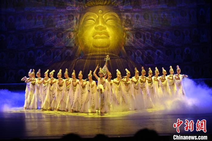 7月18日晚，中國經(jīng)典舞劇《絲路花雨》在甘肅蘭州黃河劇院演出。李亞龍 攝