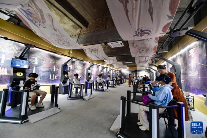 7月22日，游客線下體驗(yàn)“尋境敦煌——數(shù)字敦煌沉浸展”。新華社記者 郎兵兵 攝</p>
<p>