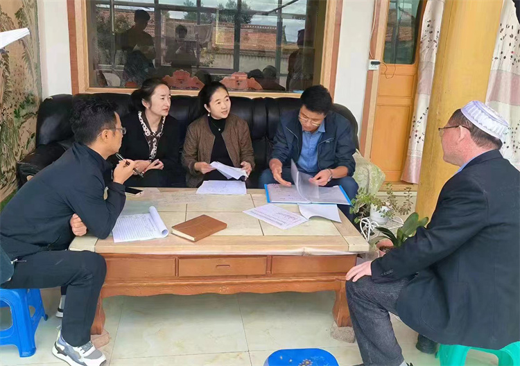 臨潭縣卓洛鄉(xiāng)紀委工作人員在下園子村農(nóng)戶家中了解在發(fā)放大病救助補助資金中是否存在落實不及時、不到位等作風方面的問題。.jpg