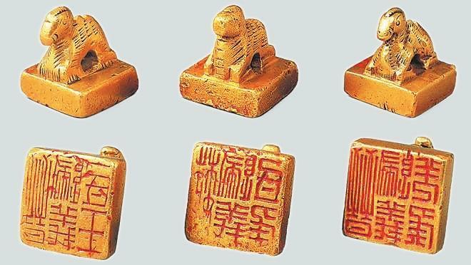 從左至右依次為“晉歸義羌侯”金印、“晉歸義氐王”金印、“魏歸義氐侯”金印
