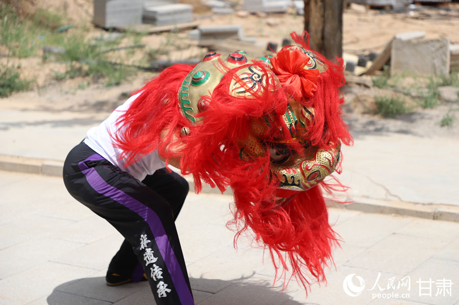 柴宗峰在桃林村展示蘭州北獅風(fēng)采。人民網(wǎng)記者 焦隆攝